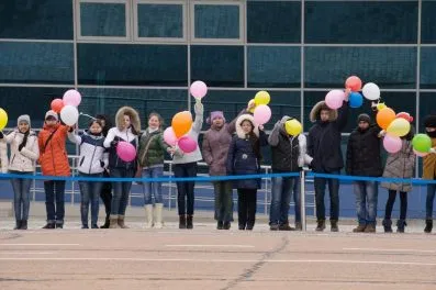 Crowd waving with balloons to welcome newcomers to the USA